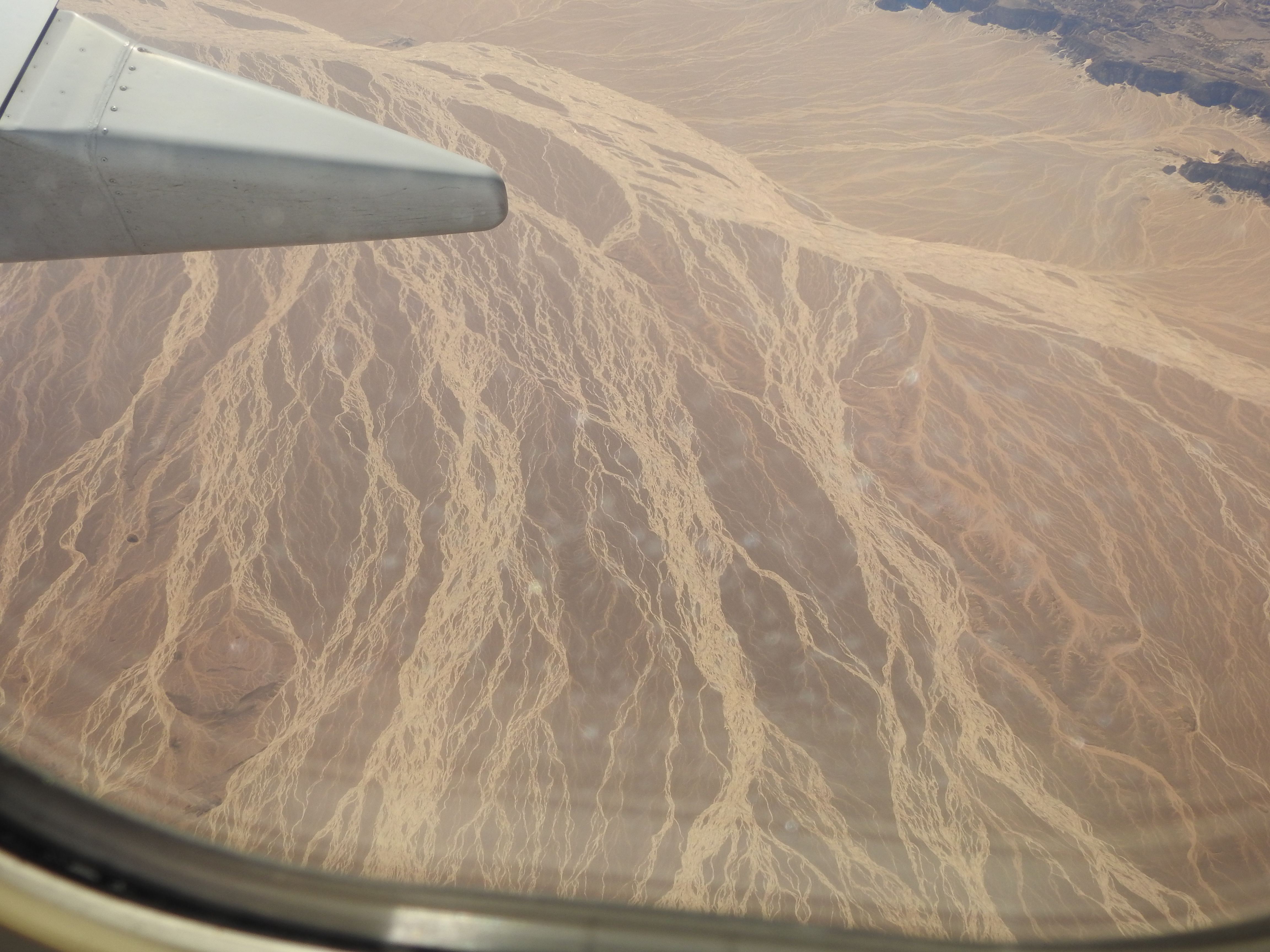 bergachtige Oostelijke Woestijn Egypte. sporen van water runoff duidelijk zichtbaar vanuit het vliegtuig
